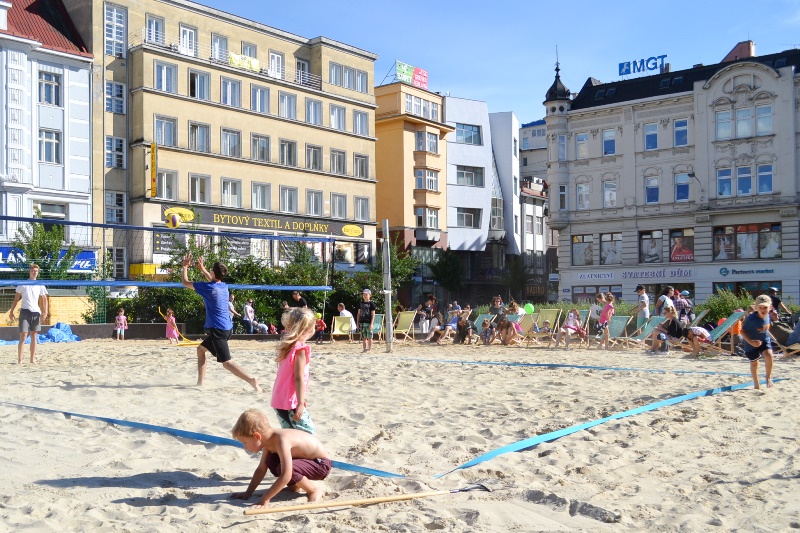 Přímo na Masarykově náměstí si zájemci mohou zahrát beachvolejbal. Foto: René Stejskal 